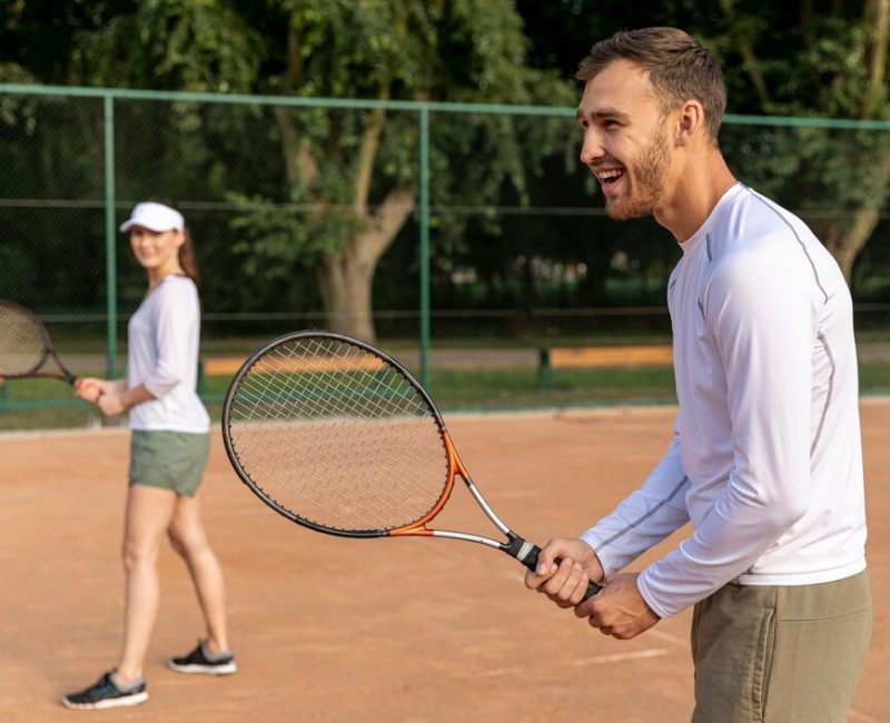 pareja-jugando-tenis-duo_23-2148250937